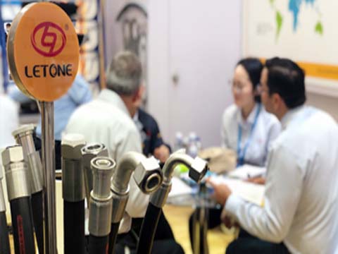 高溫高壓蒸汽耐磨軟管?chē)娚澳酀{空氣酸堿氣體