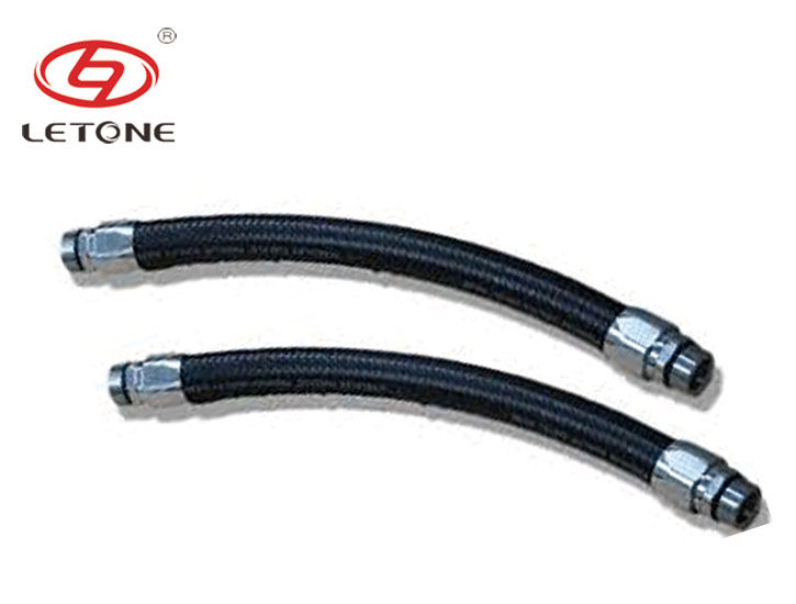  大口徑膠管生產(chǎn)廠家教各位如何選擇合適的橡膠軟管商品